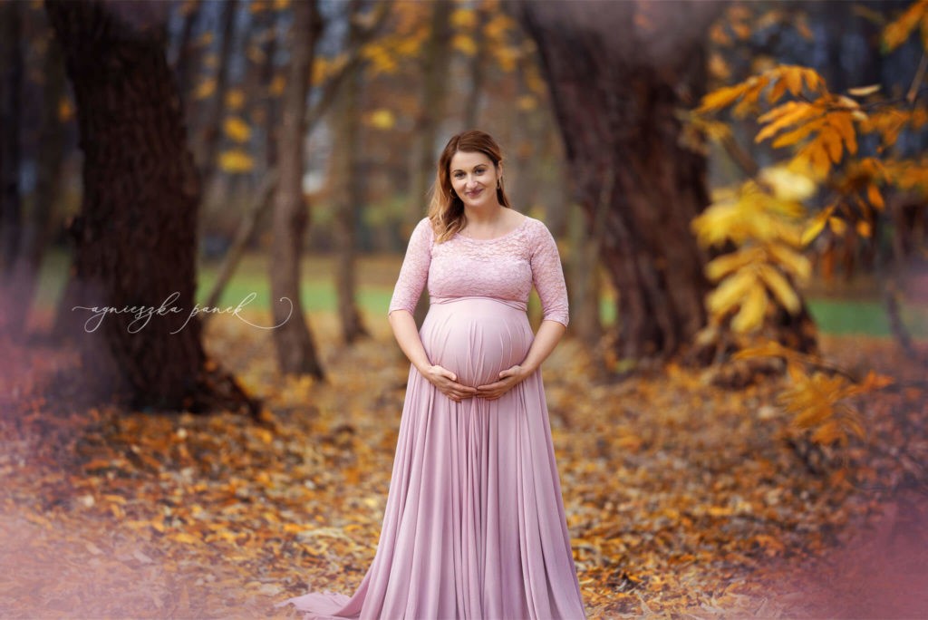 sesja ciążowa brzuszkowa w warszawie w parku